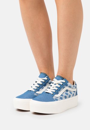 Blauwe denim plateau sneakers met een witte kant overlay, witte veters en een stevige witte rubberen zool. Ronde neus en laag model.