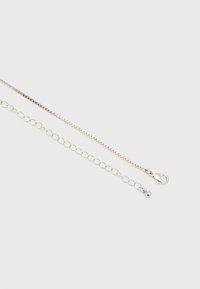 Ασημένιο κολιέ με αλυσίδα από κομμάτια σε σχήμα κουτιού και προέκταση από στρογγυλούς κρίκους, με κούμπωμα σε σχήμα αχινούρας, σε λευκό φόντο.