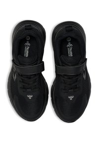 Czarne buty sportowe z teksturowaną, siateczkową cholewką, wyściełanym kołnierzem, paskiem na rzep i solidną gumową podeszwą z akcentem logo.