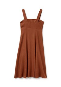 Vestido midi sin mangas de color óxido, con tirantes anchos, escote cuadrado y falda acampanada sobre un fondo blanco.