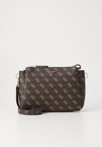 Sac à bandoulière synthétique marron avec un motif de logo doré, doté d'une fermeture à glissière et d'une bandoulière amovible, de forme rectangulaire compacte, surface texturée.