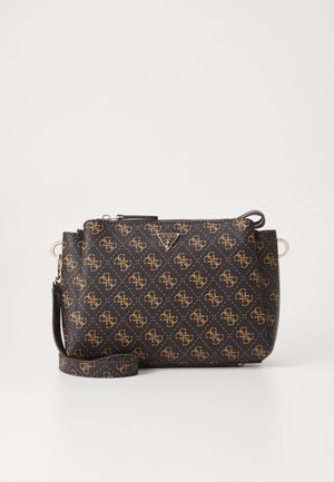 Braune synthetische Schultertasche mit einem goldenen Logomuster, ausgestattet mit einem Reißverschluss und einem abnehmbaren Tragegurt, kompakte rechteckige Form, strukturierte Oberfläche.