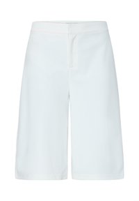Shorts blancs longueur genou avec une ceinture lisse, une couture frontale et un design épuré et minimaliste, présentés sur un fond blanc.