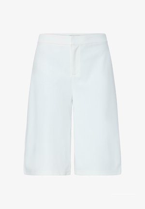Shorts blancs longueur genou avec une ceinture lisse, une couture frontale et un design épuré et minimaliste, présentés sur un fond blanc.
