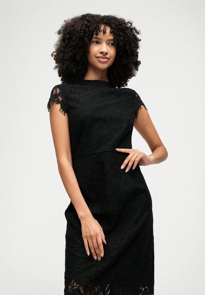 Rochie din dantelă neagră cu mâneci scurte, model floral, margini ondulate, croială ajustată și lungime până la genunchi. Textură netedă și finisaj elegant.