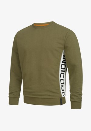 Olivově zelená mikina z bavlny s dlouhými rukávy, žebrovanými manžetami a bočním panelem se černým textem na bílém pozadí.