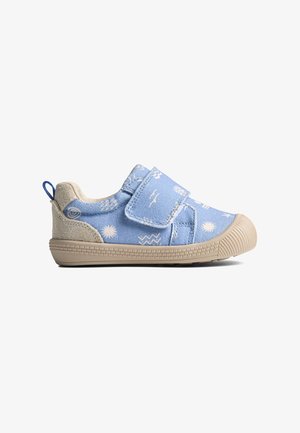 Chaussure pour tout-petit bleu clair avec motifs de soleil et de vagues blancs, semelle et bout de la chaussure beiges, et fermeture à bande Velcro unique.