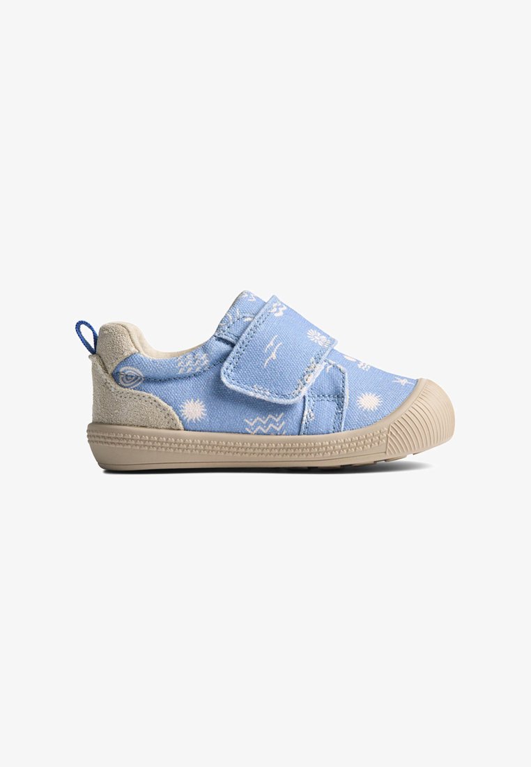 Chaussure pour tout-petit bleu clair avec motifs de soleil et de vagues blancs, semelle et bout de la chaussure beiges, et fermeture à bande Velcro unique.