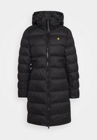 Mustat tikatut pitkät untuvatakit, joissa on huppu, etuvetoketju, sivutaskut ja pieni keltainen logo rinnassa.