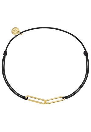 Schwarzes Schnurarmband mit einem goldenen, papierclipförmigen Akzent, gesichert mit einem runden goldenen Verschluss. Einfaches Design mit glatter Oberfläche.