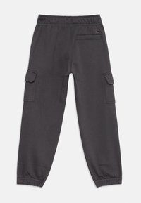 Mörkgrå cargojoggingbyxor med elastisk midja och mudd, med ficklock på sidorna och en liten bakficka med varumärkeslogotyp.
