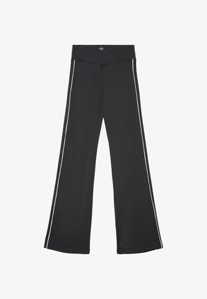 Schwarze, weit geschnittene Hose mit hoher Taille und weißen Seitenstreifen, mit einem kleinen Logo in der Mitte des Taillenbands.