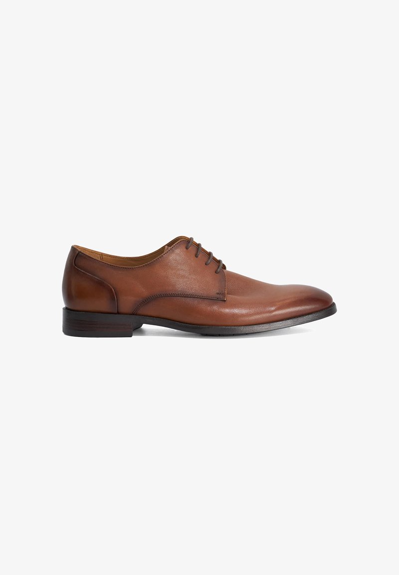 Chaussure habillée pour homme en cuir marron avec fermeture à lacets et semelle noire, vue de profil droit sur fond blanc.
