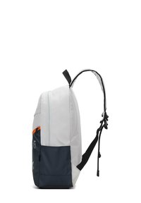Zaino con corpo grigio, fondo blu navy, dettagli della cerniera arancioni e cinghie nere. Il materiale appare resistente e con una superficie liscia.