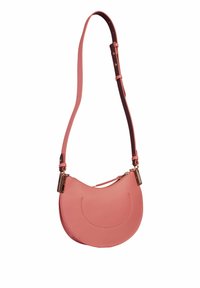 Różowa skórzana torba w kształcie półksiężyca, z regulowanym paskiem i gładką teksturą. Posiada złote akcesoria oraz subtelne detale w szyciu.