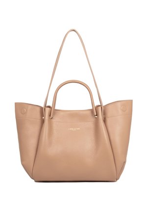 Sac fourre-tout en cuir beige avec double poignées et une longue bandoulière, présentant une finition texturée lisse et un petit logo embossé en or.