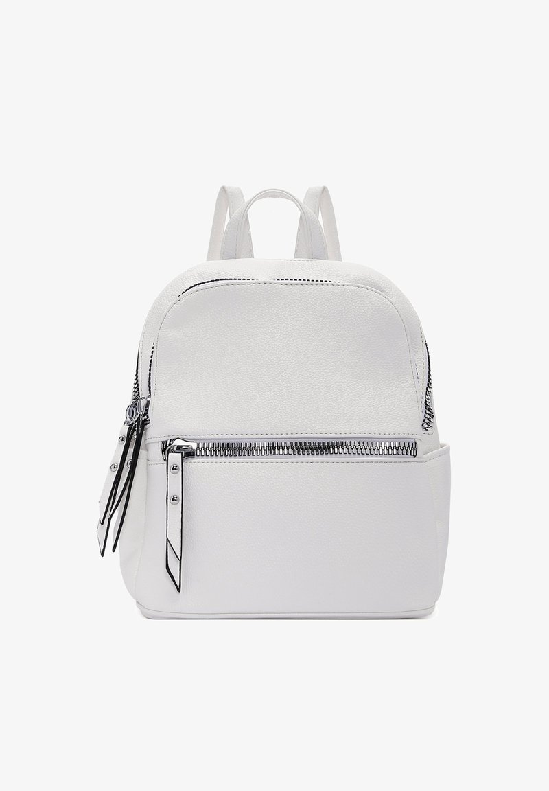 Biały skórzany plecak o teksturowanym wykończeniu, z przednią kieszenią na zamek, podwójnymi paskami na ramiona i kontrastowymi zamkami.