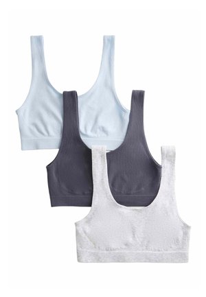 Trzy bezszwowe biustonosze sportowe w kolorach jasnoniebieskim, ciemnoszarym i jasnoszarym, ułożone na sobie na białym tle.