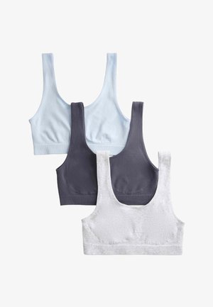 Trois soutiens-gorge de sport sans coutures, en bleu clair, gris foncé et gris clair, disposés en chevauchement sur un fond blanc.