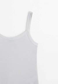 Jasnoszara bluzka na ramiączkach z cienkimi paskami. Wykonana z miękkiego, elastycznego materiału o gładkiej fakturze. Okrągły dekolt, prosty design, brak wzorów.