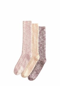 Drie paar sokken in verschillende tinten roze en paars. Elke sok heeft een ribbelstructuur en een gemarmerd effect. Gemaakt van een katoenmix.