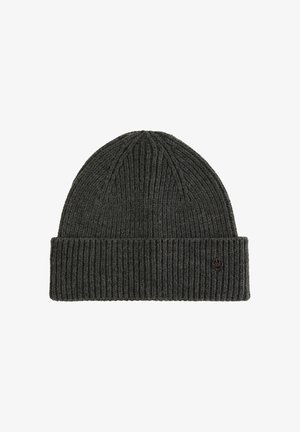 Grijze geribbelde gebreide beanie met een omgeslagen rand en een klein geborduurd logo aan de zijkant. Zachte textuur en gemiddelde dikte.