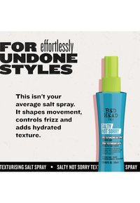 Teksturujący spray solny Bed Head Salty Not Sorry z zielonym korkiem obok tekstu o modelowaniu ruchu, kontrolowaniu puszenia i dodawaniu nawilżonej tekstury.