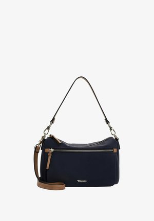 Marinefarbene synthetische Handtasche mit einer Reißverschlusstasche auf der Vorderseite, braunen Akzenten, einem verstellbaren Tragegurt und silbernen Beschlägen. Glatte Textur, kompaktes Design.