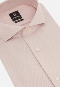 Camicia rosa chiaro con un tessuto strutturato, dotata di un colletto classico, due bottoni e un'etichetta che indica "Boggi Milano" e "Regular Fit."