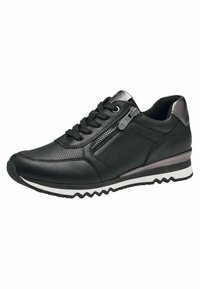 Sneaker nera con parte superiore in pelle perforata, lacci frontali e dettaglio con zip laterale. Presenta una suola zigzag bianca a contrasto e accenti metallici.