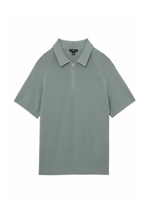 Tricou polo cu mânecă scurtă, dintr-un material moale și texturat, de culoare verde deschis, cu guler cu fermoar și tiv striat. Design minimalist și croială modernă.