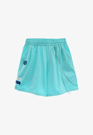 Pantalones cortos deportivos de color azul claro con cintura elástica, bolsillos laterales, logo bordado y un detalle decorativo de cadena en la parte delantera.