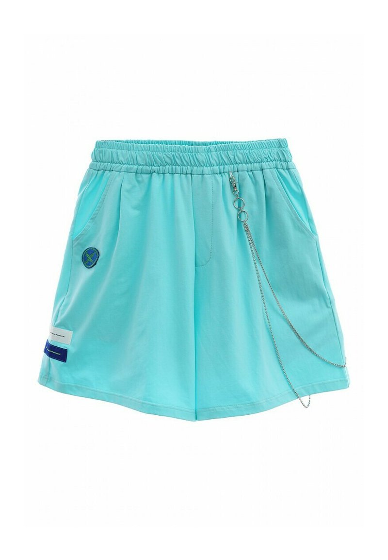 Pantalones cortos deportivos de color azul claro con cintura elástica, bolsillos laterales, logo bordado y un detalle decorativo de cadena en la parte delantera.