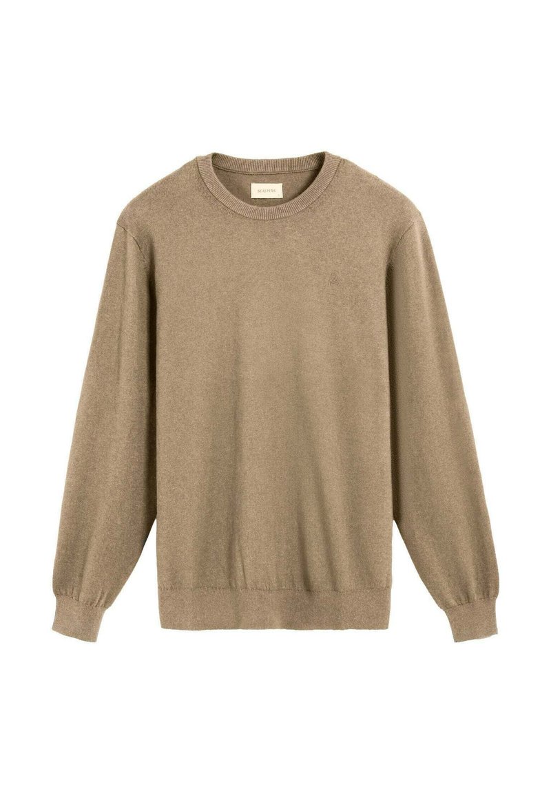 Suéter de punto beige con cuello redondo, mangas largas y puños acanalados. Textura suave con un sutil acento del logo en el pecho.