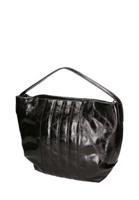 Borsa in pelle nera lucida con design a pieghe, tracolla singola e forma morbida e arrotondata. Presenta un'apertura superiore per l'accesso.