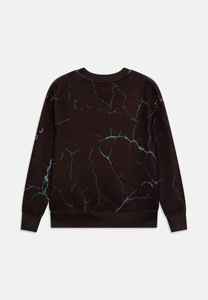 Juodas džemperis su marmuriniu turkio raštu, apvalia iškirpte, raukšlėtais rankogaliais ir apatine kraštine, turintis tekstūruotą panašų į flisą apdailą.