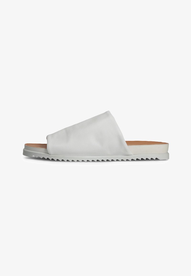 Sandales blanches à enfiler avec un dessus texturé, dotées d'une large bride et d'une semelle en caoutchouc nervurée pour une meilleure adhérence. Design simple et minimaliste.