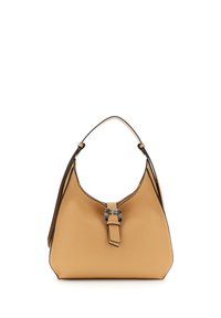 Kožená taška v opálené barvě s jedním popruhem a dekorativní sponou v černé a stříbrné barvě na předním uzávěru.