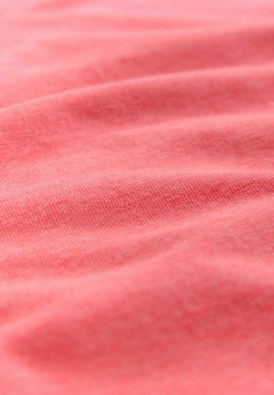 Korallszínű pamutszövet finom bordázott textúrával, lágy redőkkel és sima felülettel. Egyenletes színeloszlás minták vagy kiemelések nélkül.