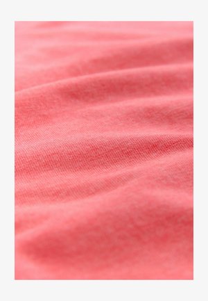 Korallszínű pamutszövet finom bordázott textúrával, lágy redőkkel és sima felülettel. Egyenletes színeloszlás minták vagy kiemelések nélkül.