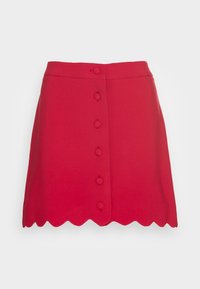 Punainen hame, jossa on viisteviimeistelty helma, valmistettu sileästä kankaasta. Siinä on napillinen etulukko, jossa on kuusi pyöreää nappia keskellä.