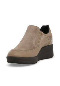 Scarpa beige a zeppa senza lacci con tomaia in suede testurizzato, dettagli in pelle liscia, pannelli laterali elasticizzati e una suola spessa in gomma scura.