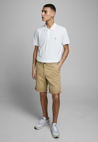 Jack & Jones JPSTBOWIE SOLID MID - Shorts - khaki