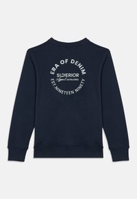 Μπλούζα φούτερ σε ναυτικό μπλε χρώμα με λαιμόκοψη κανονική, με λευκό κυκλικό κείμενο γραφικών: «ERA OF DENIM» και όνομα εμπορικού σήματος. Απαλό, υφασμάτινο με υφή.