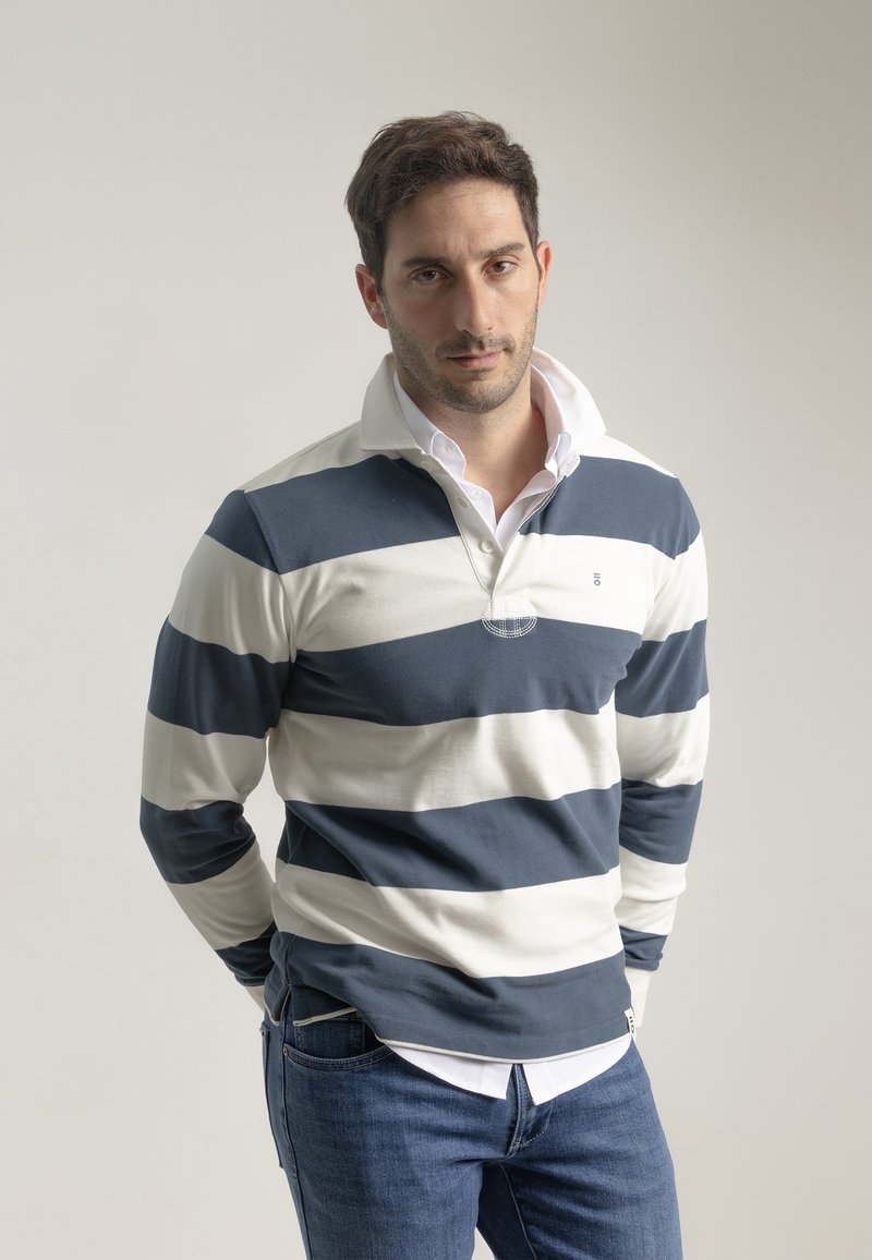 Camisa polo de manga larga con rayas horizontales en azul marino y blanco, un cuello clásico y una tapeta con botones, fabricada en material de algodón suave.