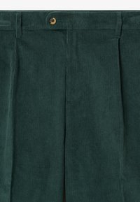 Σκούρο πράσινο παντελόνι κόρντροι με κλείσιμο κουμπιού, με πιέτες και κάθετες ραβδώσεις, λεία υφή και καθαρές άκρες.