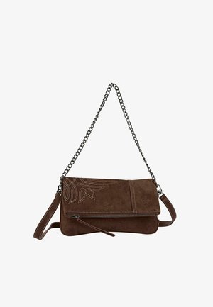 Bolso de ante marrón con bordado floral, cuenta con una correa de cadena desmontable y un bolsillo con cremallera, forma rectangular y textura suave.