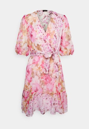 Blomstret omslagskjole med pink, fersken og beige blomster, pufferm 3/4-ærmer, taljebånd og flæsekant.