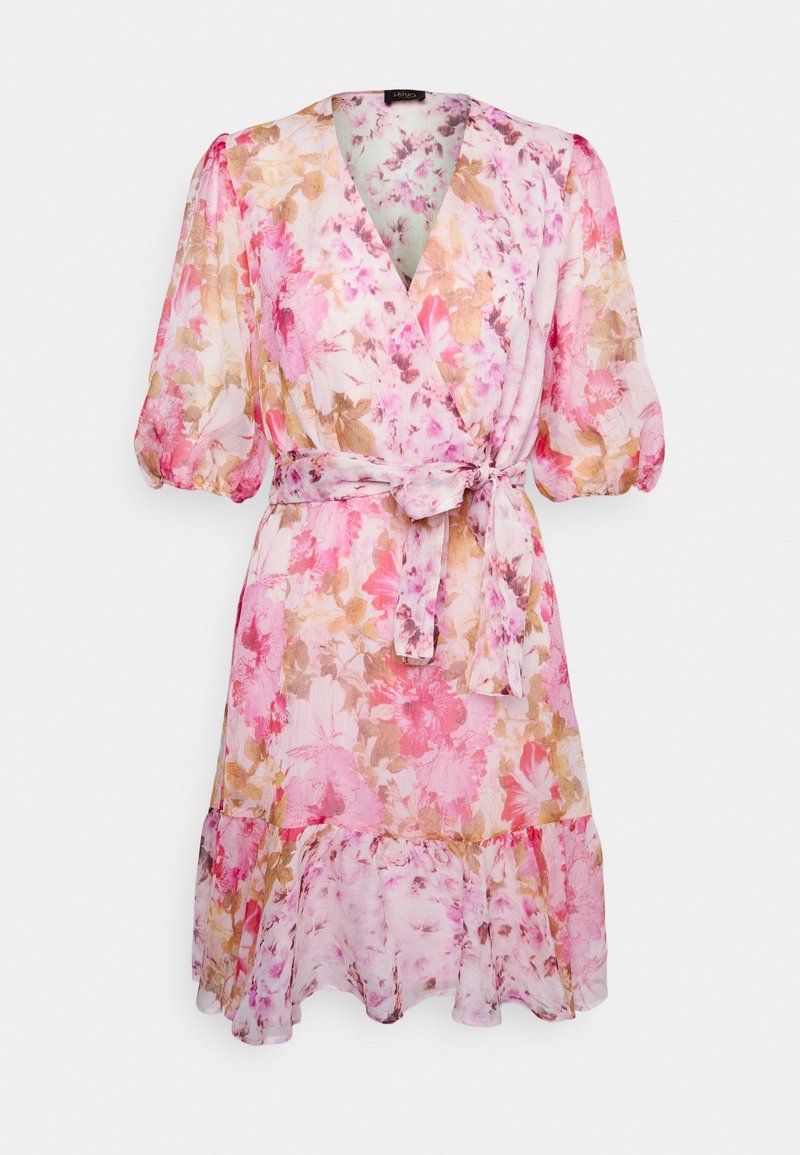 Robe portefeuille fleurie avec des fleurs roses, pêche et beige, manches trois-quarts bouffantes, ceinture à nouer à la taille et ourlet à volants.