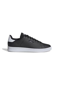 Czarne niskie trampki Adidas z białą podeszwą i paskiem na pięcie, czarnymi sznurówkami oraz logo Adidas z boku i na podeszwie, prezentowane w profilu z prawej strony.